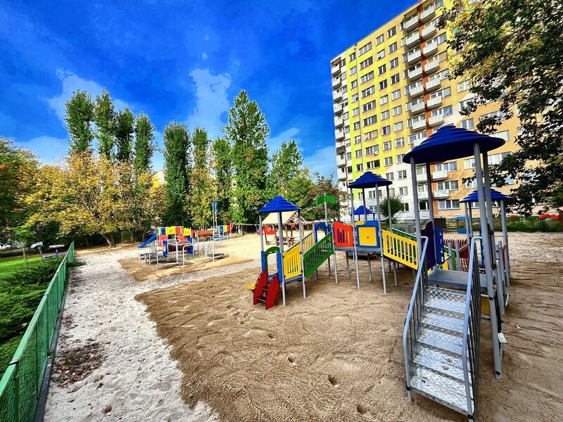 Widok na cały plac zabaw z kilkoma strefami