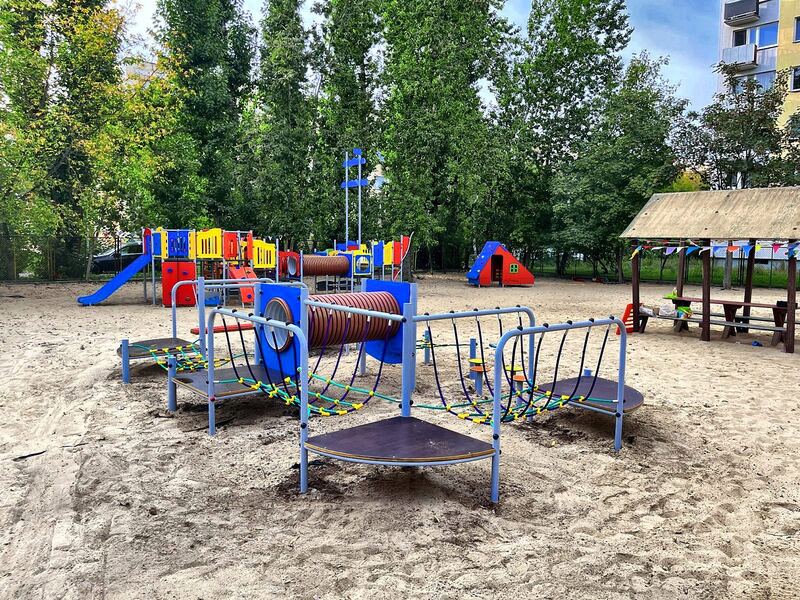 Tor linowy, statek i domek na jednym placu