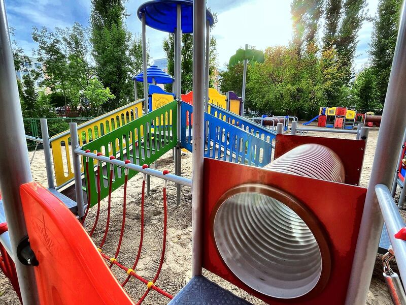 Tunel i mostek linowy z bliska